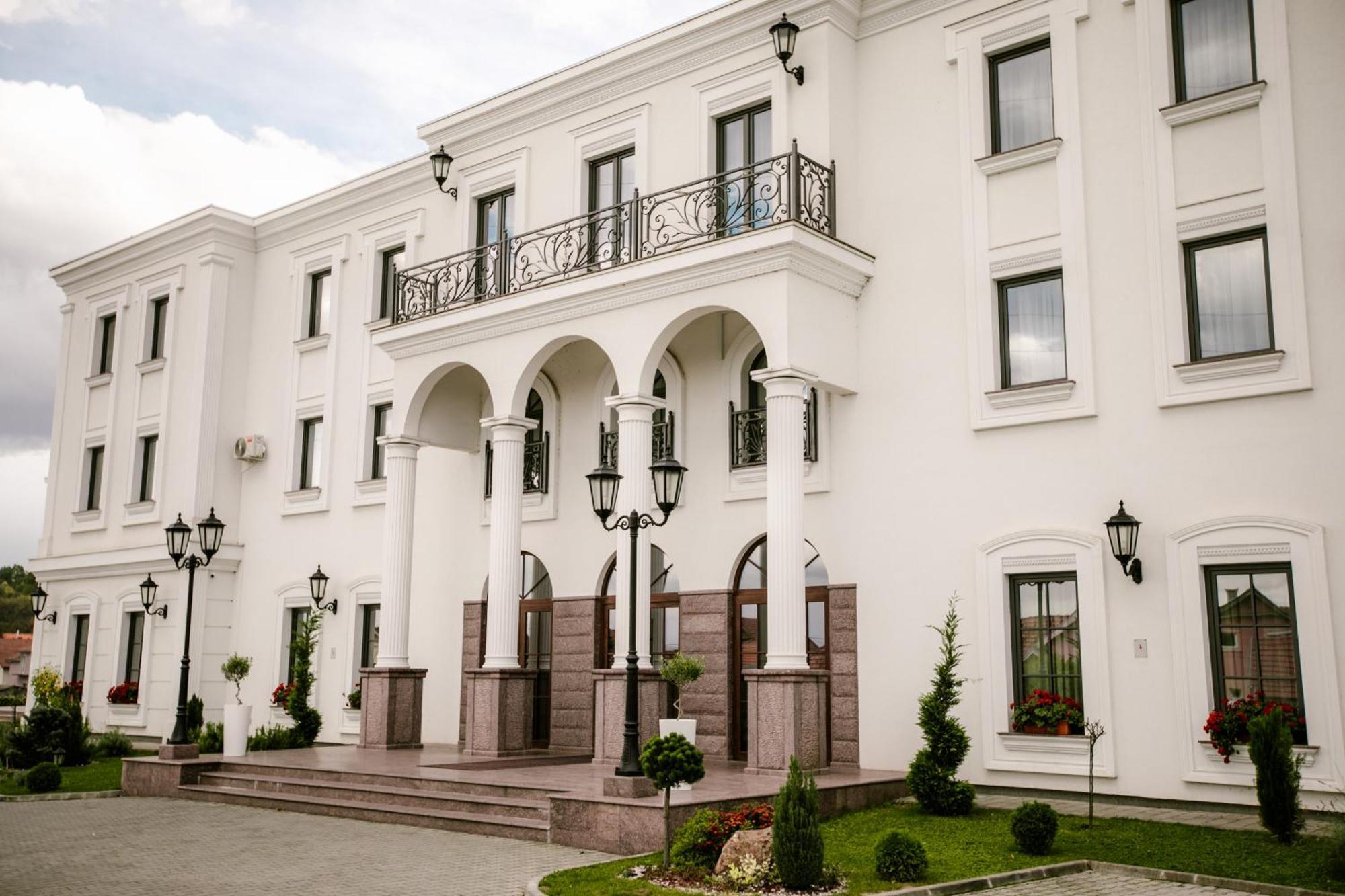Hotel Beli Dvor Čačak Dış mekan fotoğraf