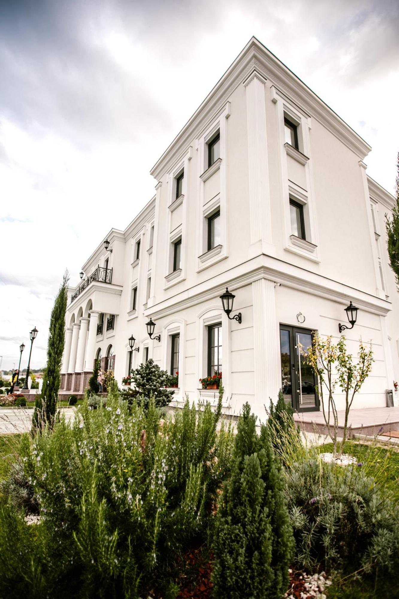Hotel Beli Dvor Čačak Dış mekan fotoğraf