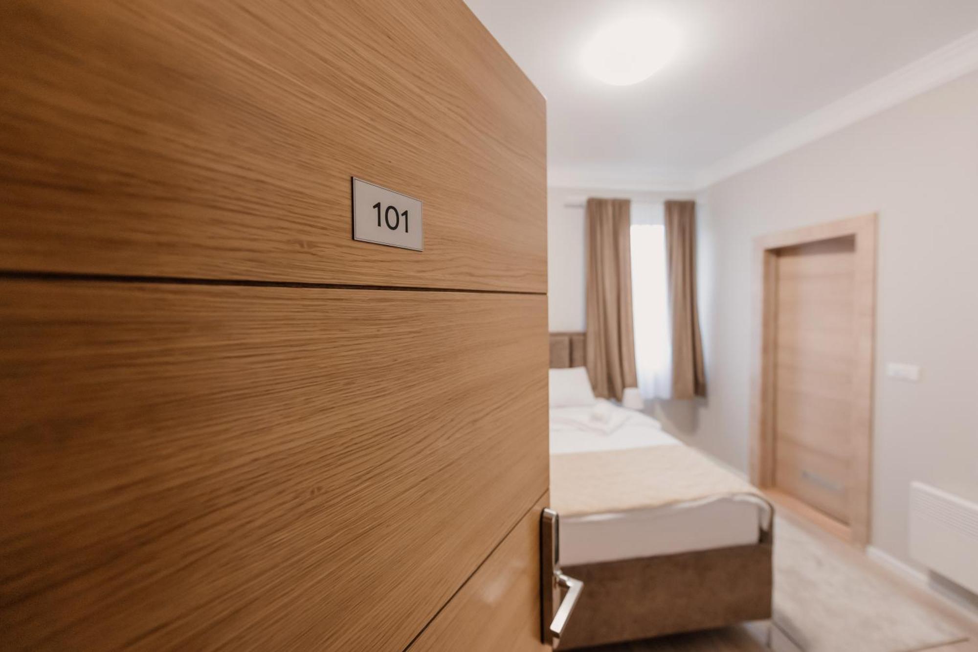 Hotel Beli Dvor Čačak Oda fotoğraf
