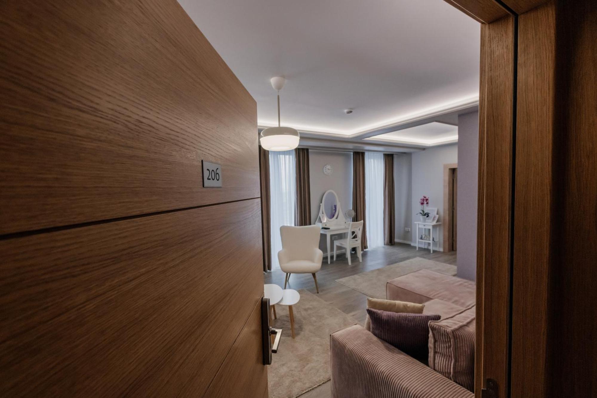 Hotel Beli Dvor Čačak Dış mekan fotoğraf